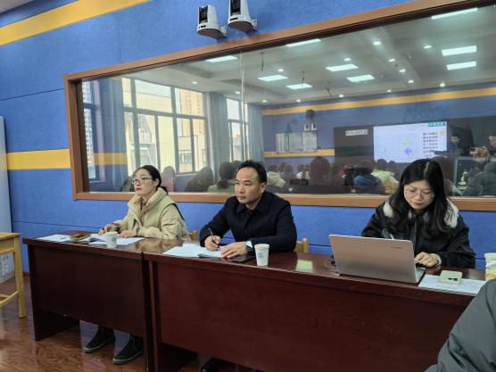 3.7 书记进课堂 报道(1)_html_m68f3397d.jpg