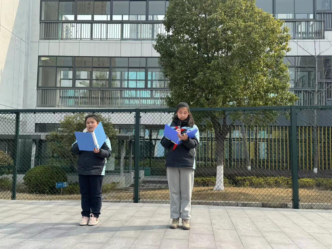 第二周升旗仪式报道稿_html_89d704.jpg