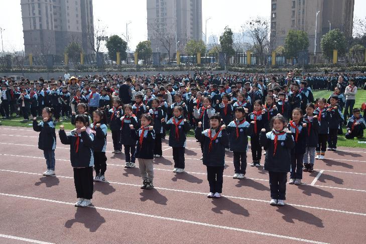 【正学丁三】“竞技绿茵，闪亮人生”——南京市丁家庄第三小学第三届校园足球春季联赛开幕式活动侧记_html_mbc62bd4.jpg