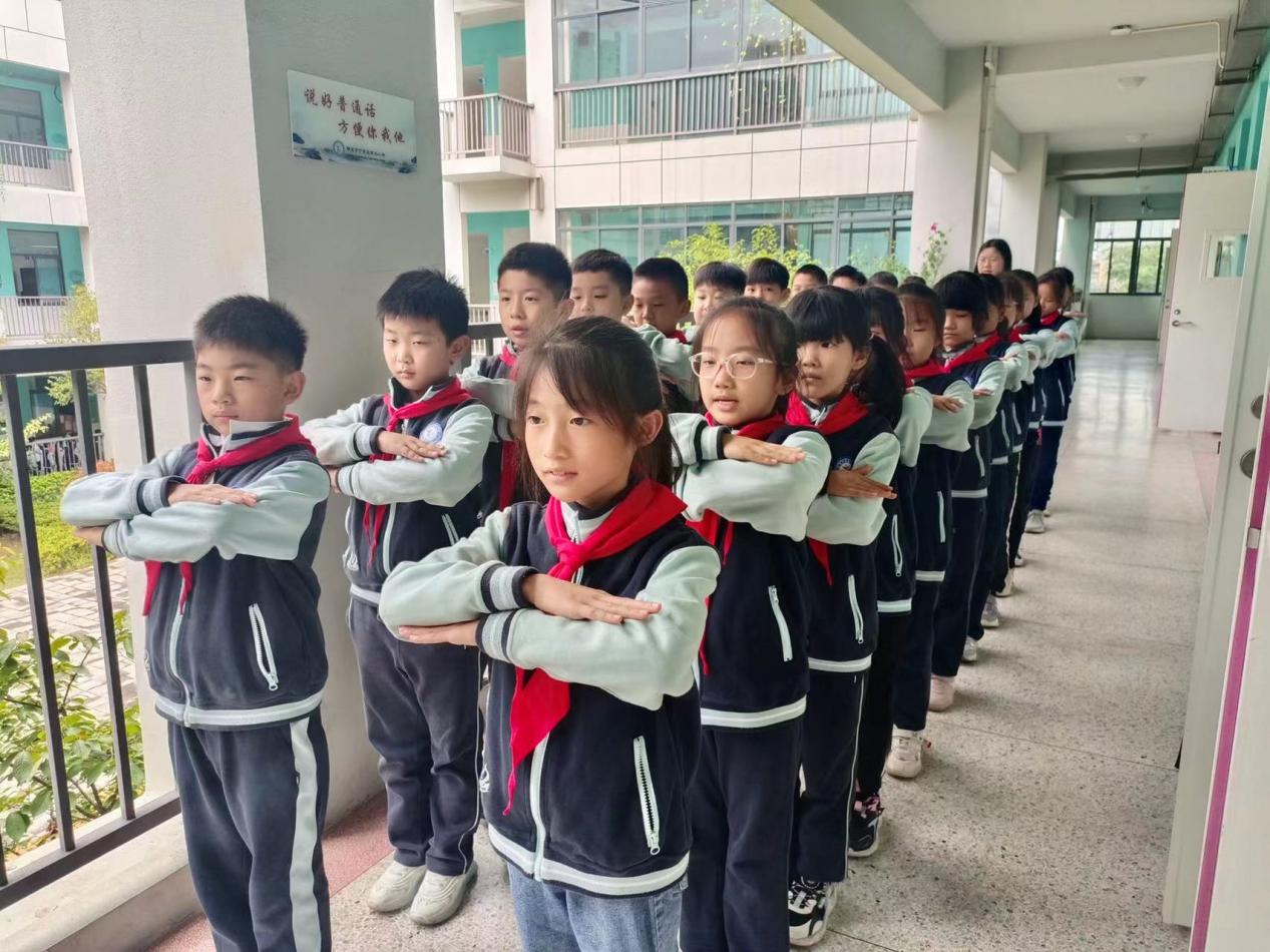 好习惯伴我成长——“队形队列比赛”训练进行时_html_580a04c.jpg