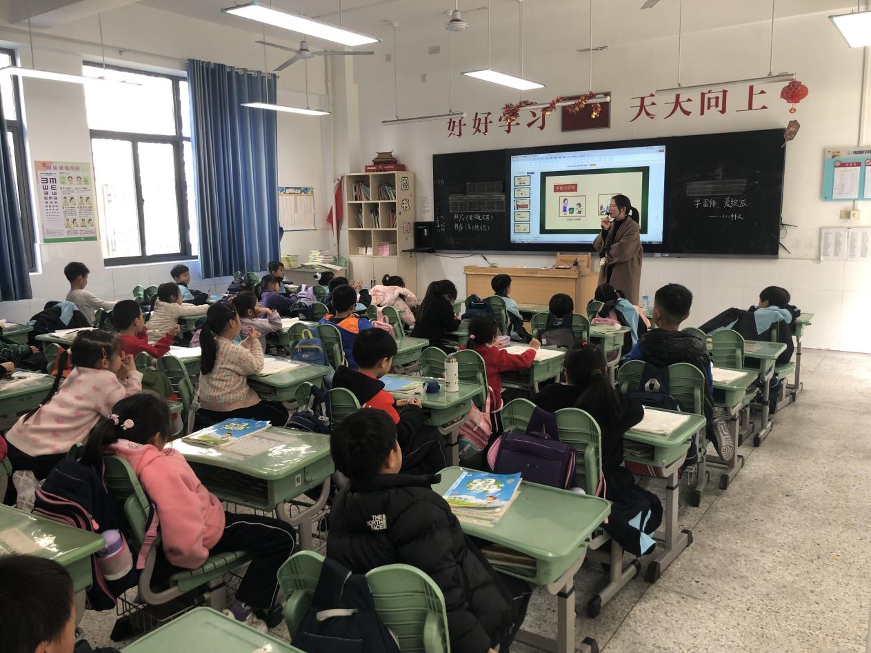 【正学丁三•德育】春“锋”送暖，化爱于行——记丁家庄第三小学第三周主题班会侧记(2)_html_m4e2f14e2.jpg