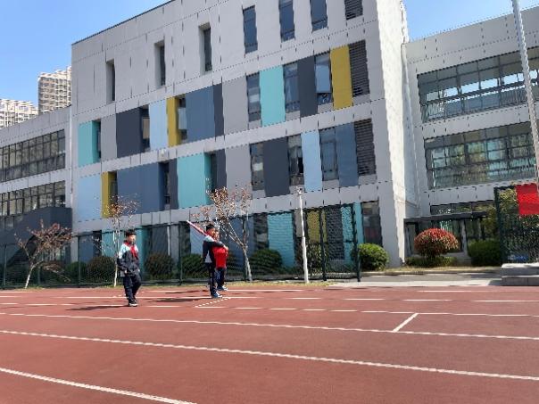五5班升旗报道_html_3a68428e.jpg