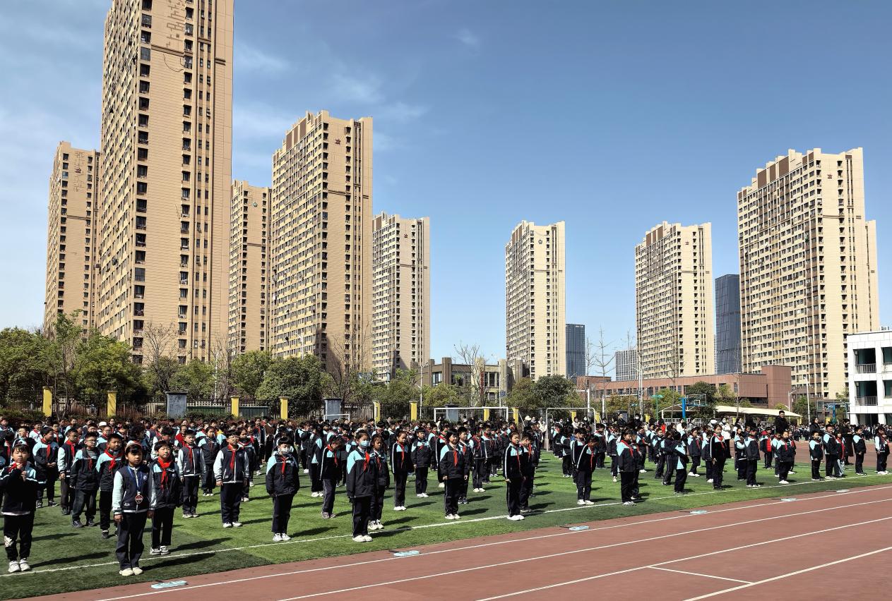 第八周清明节主题升旗仪式侧记_html_m2974f411.jpg
