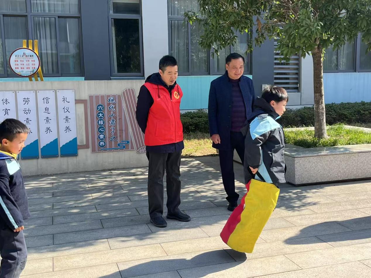 【正学·丁三】督学亲临查细节，校园督导促提升_html_413b01f.jpg