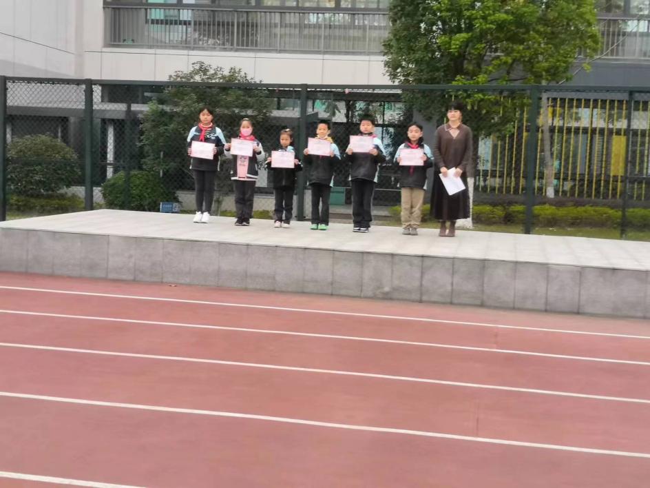 法律在我心，自觉尊法守法-丁家庄第三小学第14周升旗仪式侧记_html_24b05b5b.jpg