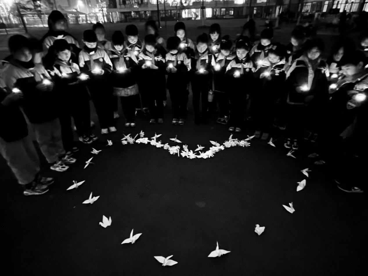 【正学丁三】国家公祭日，缅怀永不忘——丁家庄第三小学第十六周主题升旗仪式_html_20d35546.jpg