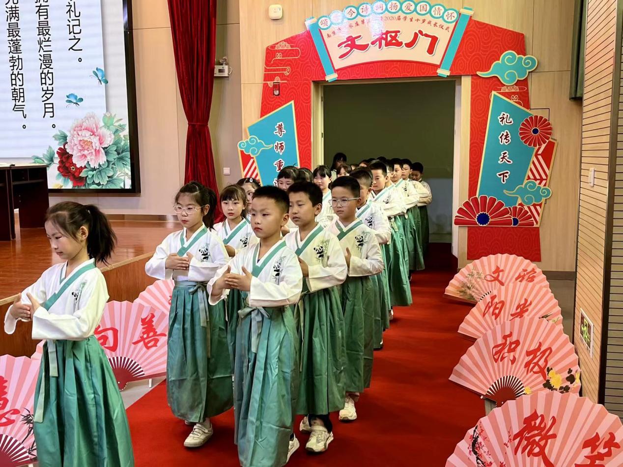 正学丁三•德育】颂千古诗词 扬爱国情怀(1)_html_261f7094.jpg