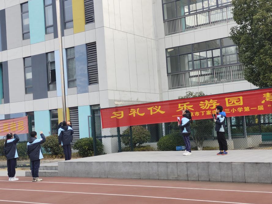 【正学丁三·德育】“迎新年 树新风 促和谐”——丁家庄第三小学第十八周升旗仪式_html_m6a5dbfb3.jpg
