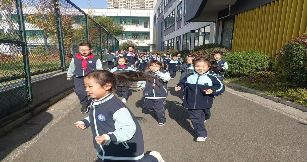 【正学丁三&middot;后勤】消防演练进校园 安全意识入人心_html_731c6c10.jpg