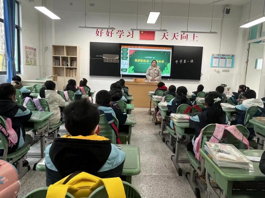 满媛2.6开学典礼报道稿(1)_html_16afa957.jpg