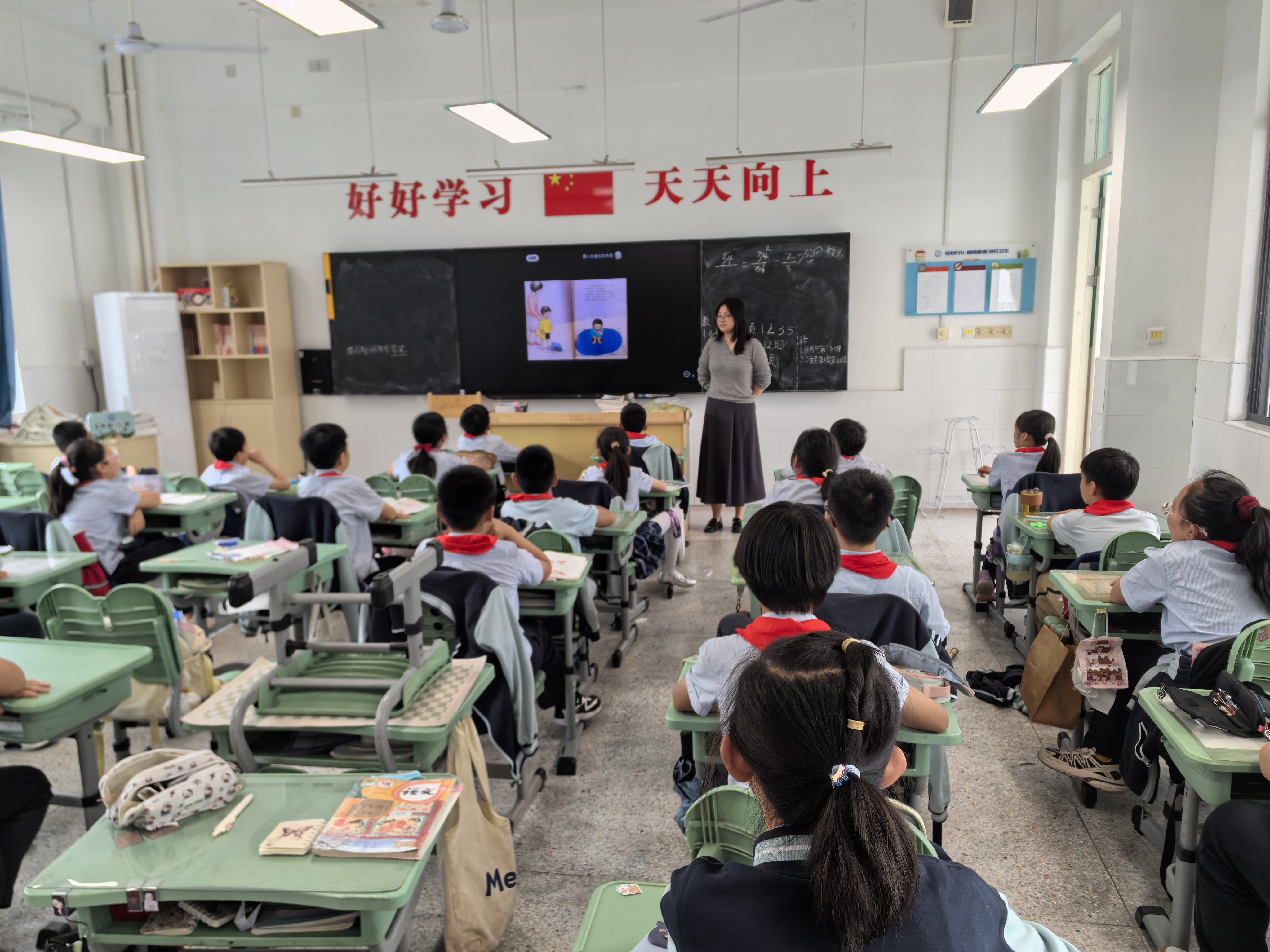 【正学丁三·德育】关爱星星的孩子，让爱点亮孤独—南京市丁家庄第三小学第十四周主题心理活动课侧记(1)_html_m2b594996.jpg