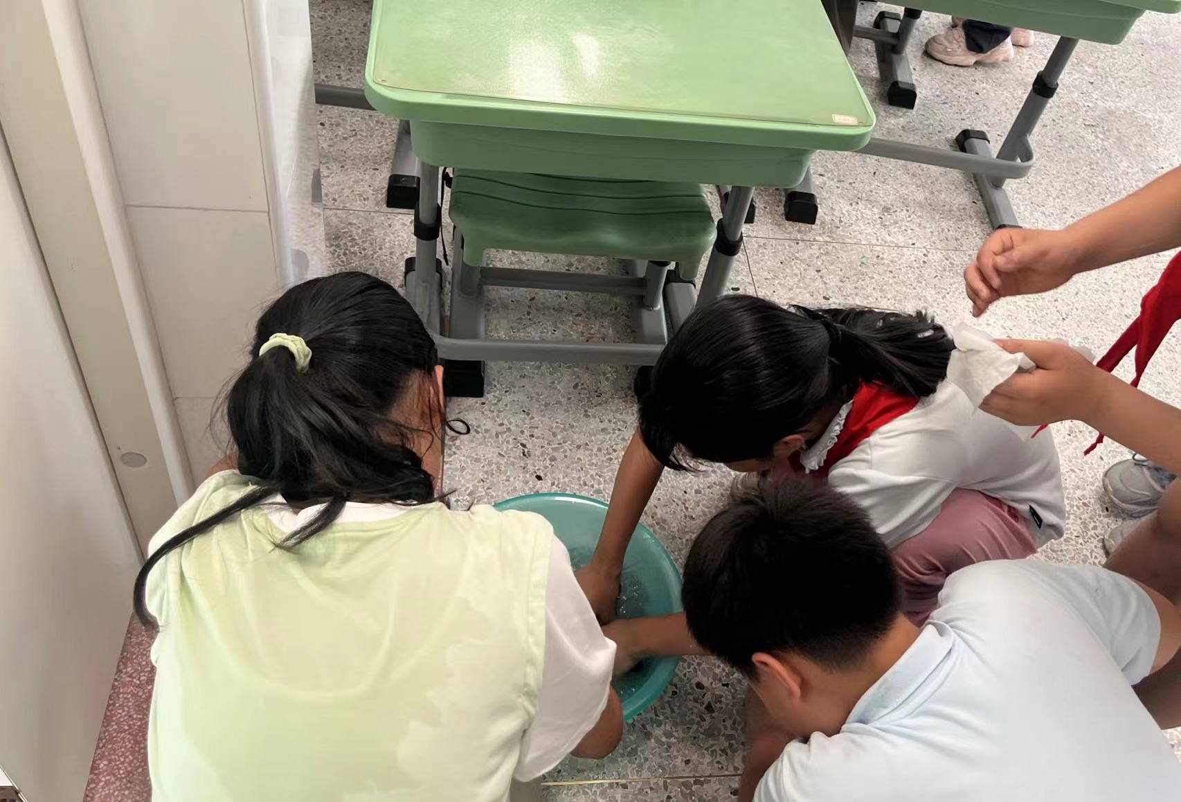 【正学丁三·德育】家校合作齐打扫，美丽校园飘清香_html_m3dd9069b.jpg