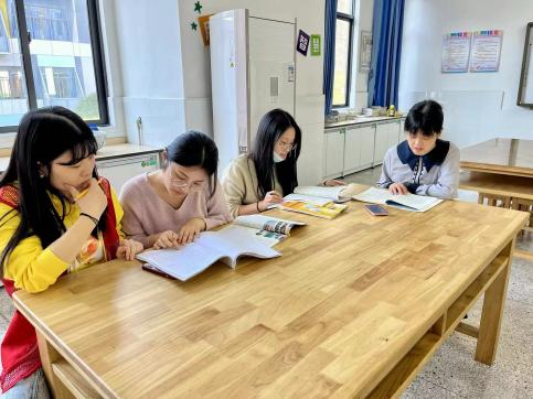 【正学丁三•教学】“聚”集体智慧 “备”精彩课堂——南京市丁家庄第三小学综合组集体备课活动_html_m2e648f0c.jpg