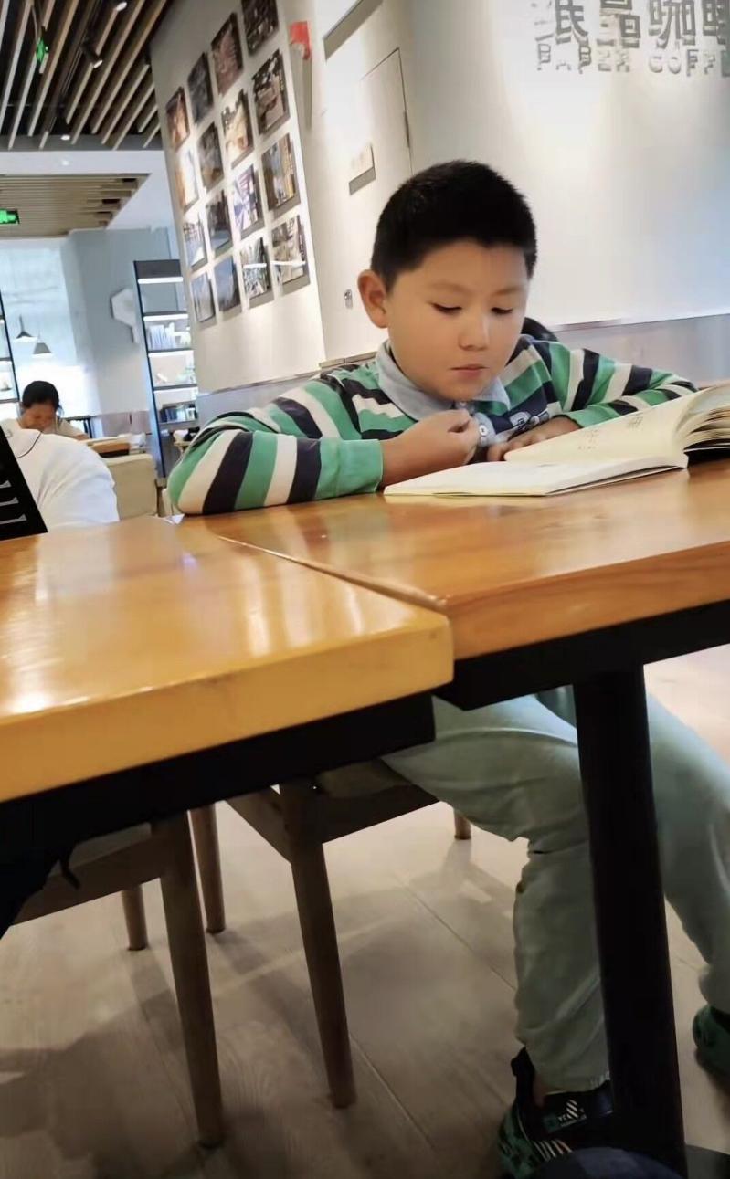 十月份 每月之星_html_60518269.jpg