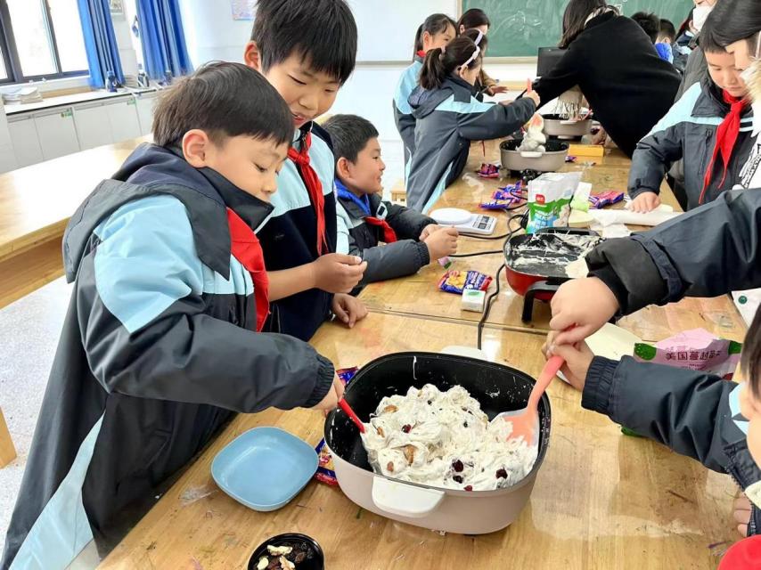【正学丁三·德育】礼仪实践课堂之雪花酥制作活动_html_40b8e21d.jpg