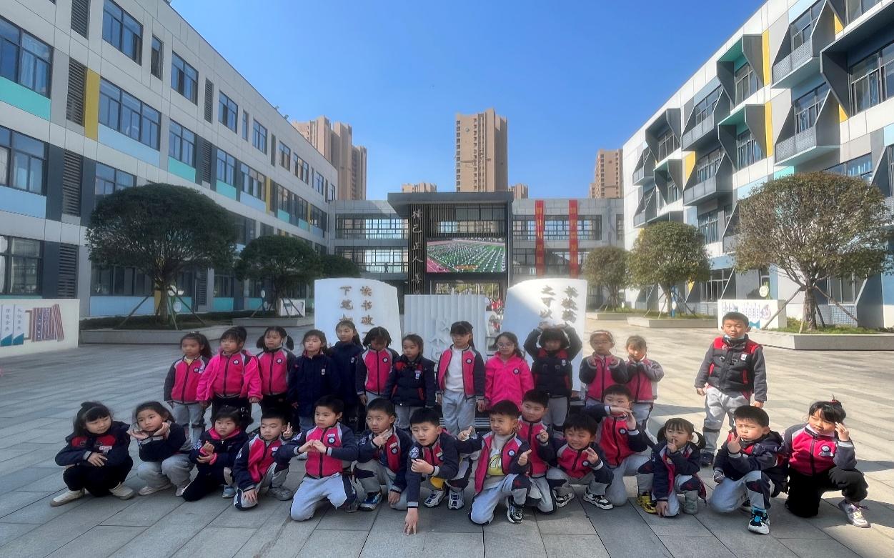 3.13迈幼三园大班参观丁三小学活动侧记_html_596366d0.jpg