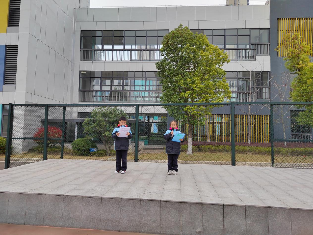 3月20日学习游览之礼，争做阳光少年升旗仪式报道_html_63423a0b.jpg
