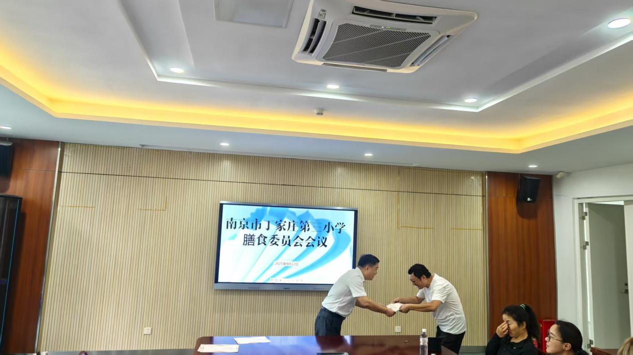 1_【正学丁三·后勤】舌尖上的安全，我们一同守护——南京市丁家庄第三小学组织召开膳委会活动侧记_html_m6a99da2f.jpg