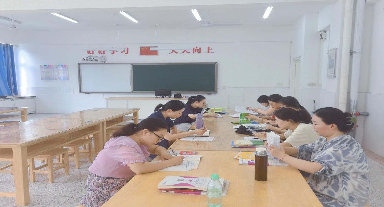 英语组第一次集体备课活动报道(1)(1)_html_782fd5d5.jpg