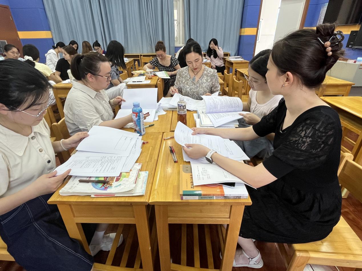 【正学丁三·教学】思维碰撞生花，集备凝智前行——南京市丁家庄第三小学新学期第二次语文组集体备课活动侧记_html_5d47a8ac.jpg