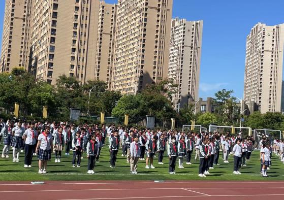【正学丁三·德育】“规范仪容仪表 争做文明少年”——丁家庄第三小学第四周仪表之礼主题升旗仪式侧记_html_m59333fc8.jpg