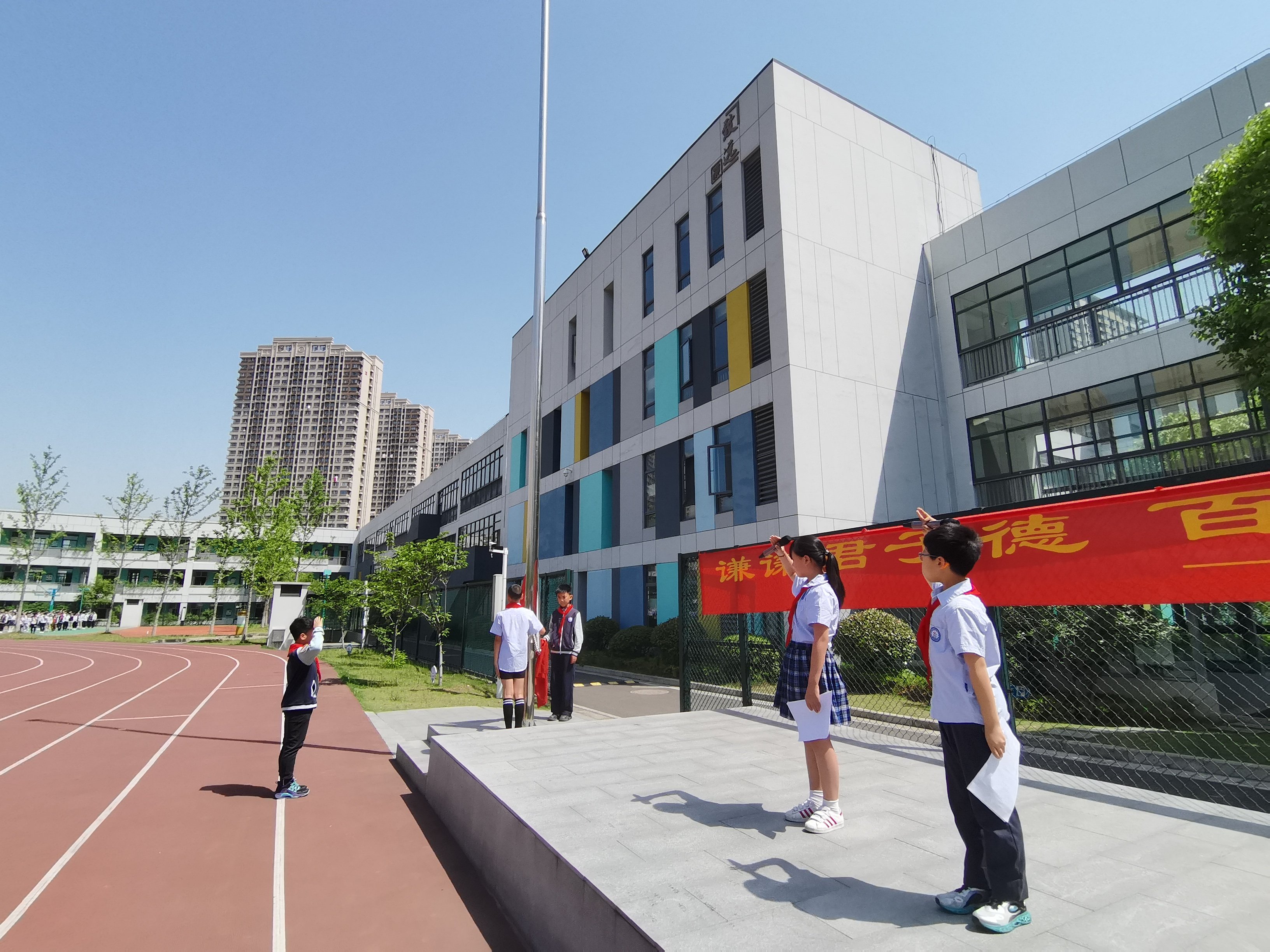 升旗仪式报道 (2)_html_m297a9ec5.jpg