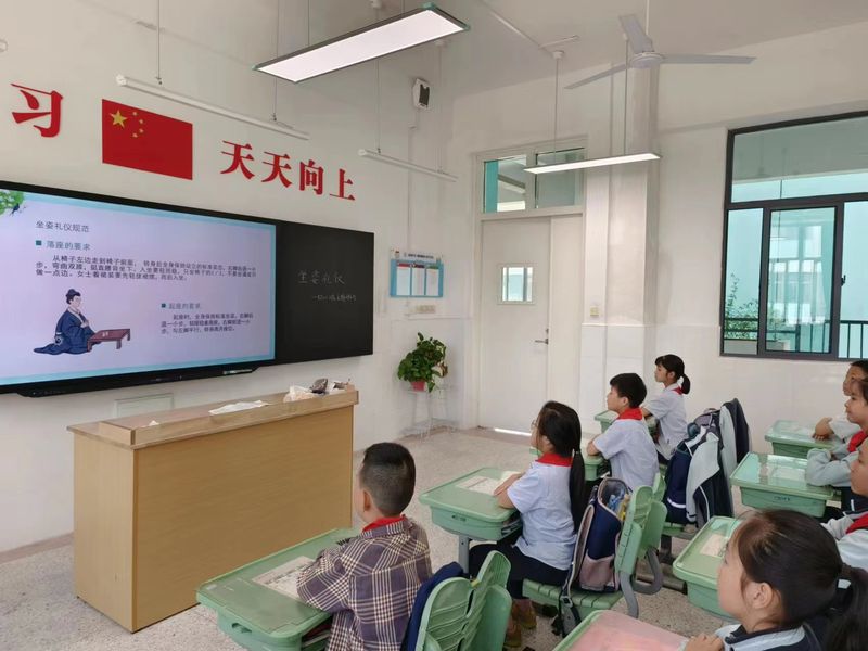 坐姿礼仪报道_html_7337a05a.jpg