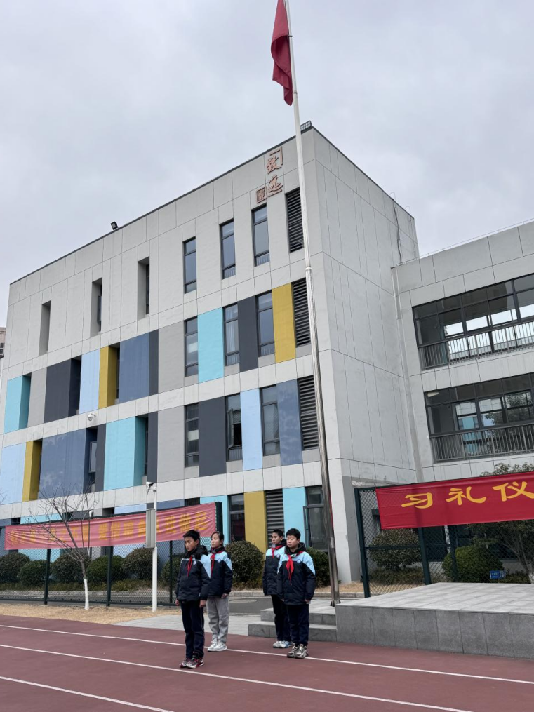 【正学丁三】学习游览之礼，争做阳光少年——丁家庄第三小学第十九周游览之礼主题升旗仪式侧记_html_5c293ec9.png
