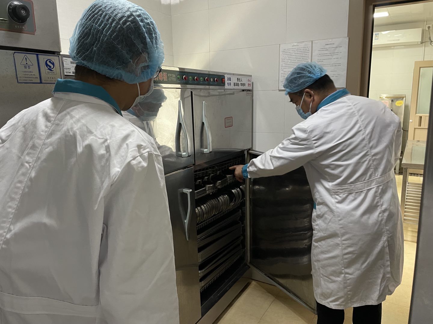 （生命迈幼.安全第一）迎联合检查 促安全防范 ——记迈幼一园迎栖霞区校园安全联合检查(1)_html_m27226bfe.jpg
