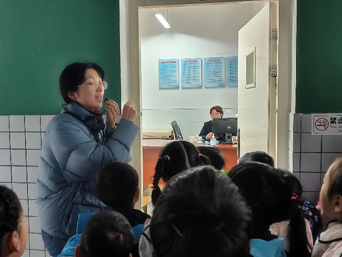 3.14大班组第一次参观小学报道_html_27ba0028.jpg