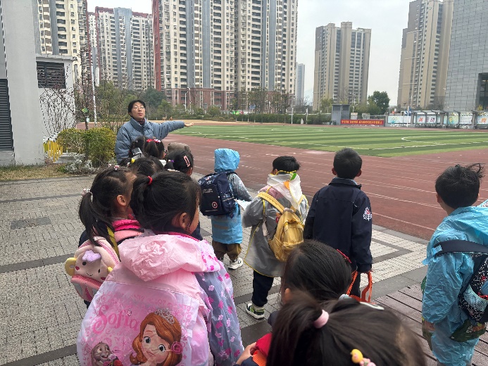 3.14大班组第一次参观小学报道_html_m6f7f8708.jpg