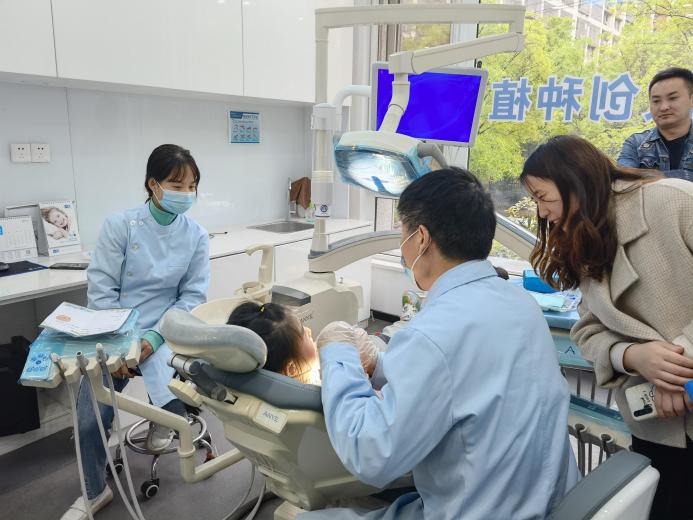 （改）参观口腔医院新闻稿_html_5be53437.jpg