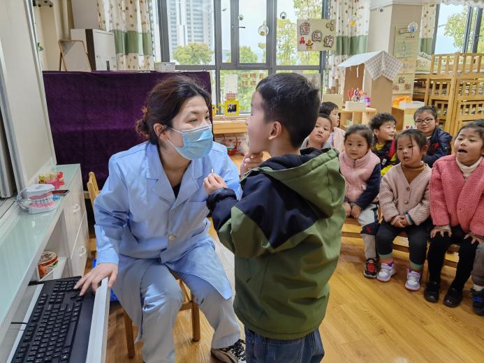 （改）参观口腔医院新闻稿_html_m3b1510a1.jpg