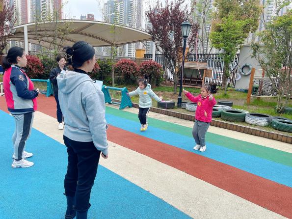 大班组跳绳活动报道_html_m3c1035b3.jpg