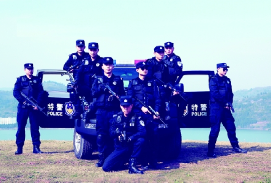 2021.4.22 刘莲 走进特警队，感受特警风采_html_1633a2a8.png