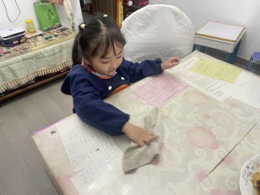 【生命迈幼·校园新闻】萌娃齐上阵，劳动不止步_html_m3c9c003e.jpg