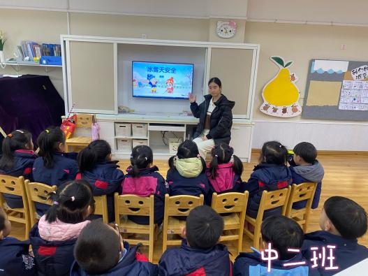 大雪纷纷寒潮至 扫雪防冻保安全12.19_html_6f87fb88.jpg