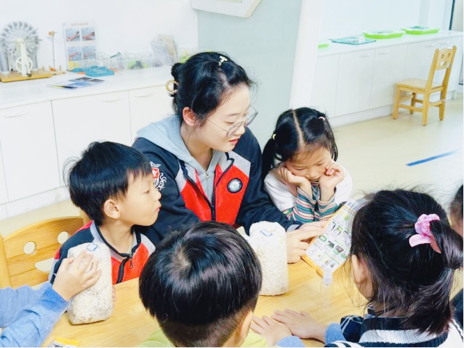 10月师德标兵 新闻稿_html_m35a94092.jpg