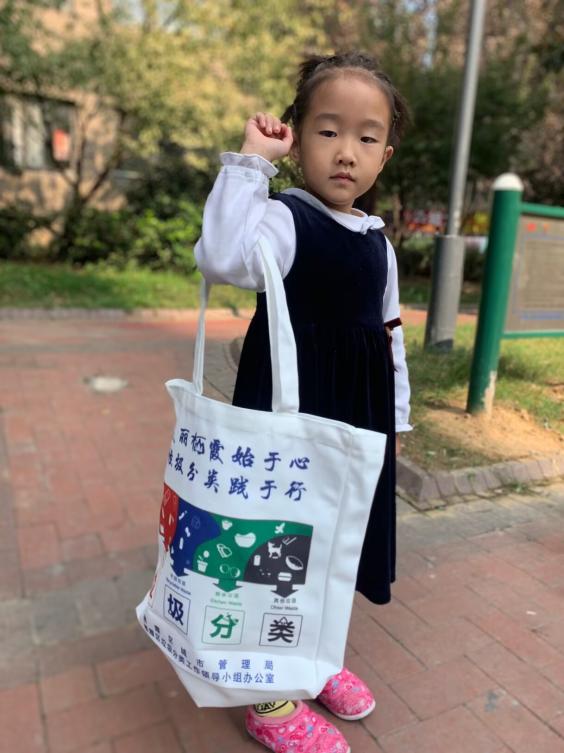 “点滴做起，变废为宝”大一班资源活动_html_m32d357c0.jpg