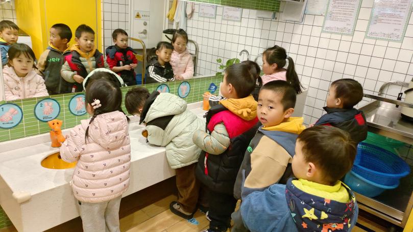 定稿：【生命迈幼 家长进校园】忆传统，品酸甜，串起美好童年_html_m35e32b9c.jpg