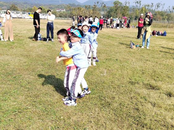 定稿：【生命迈幼·留住“秋”迹】探秘秋日，悦享秋游——迈幼嘉誉山分园秋游活动 (修改)_html_77f77214.jpg