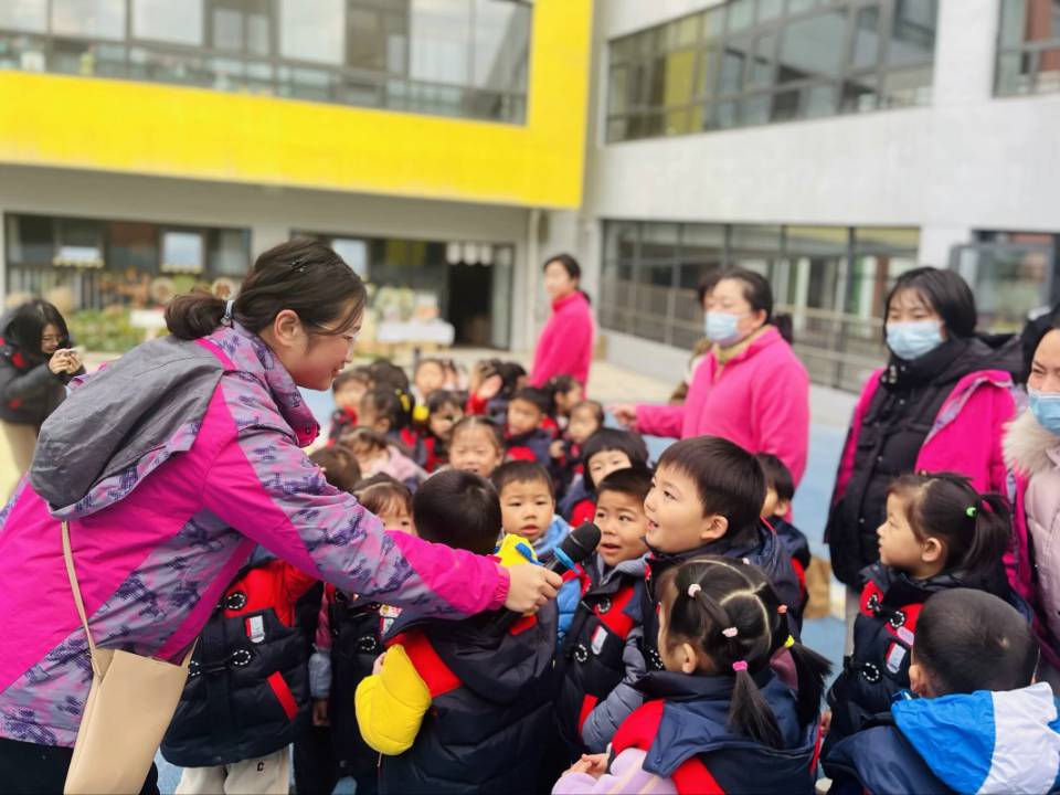 【生命迈幼•校园新闻】学法知法  萌娃先行—记迈幼嘉誉山分园宪法周活动_html_m3b17b901.jpg