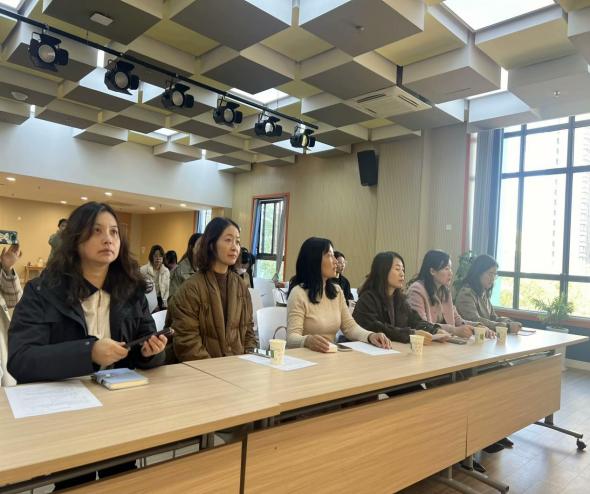 名师参观进校园，观摩交流促成长----迈幼嘉誉山分园仪征市潘岚名师工作室参观活动(1)_html_m76d8c1b.jpg
