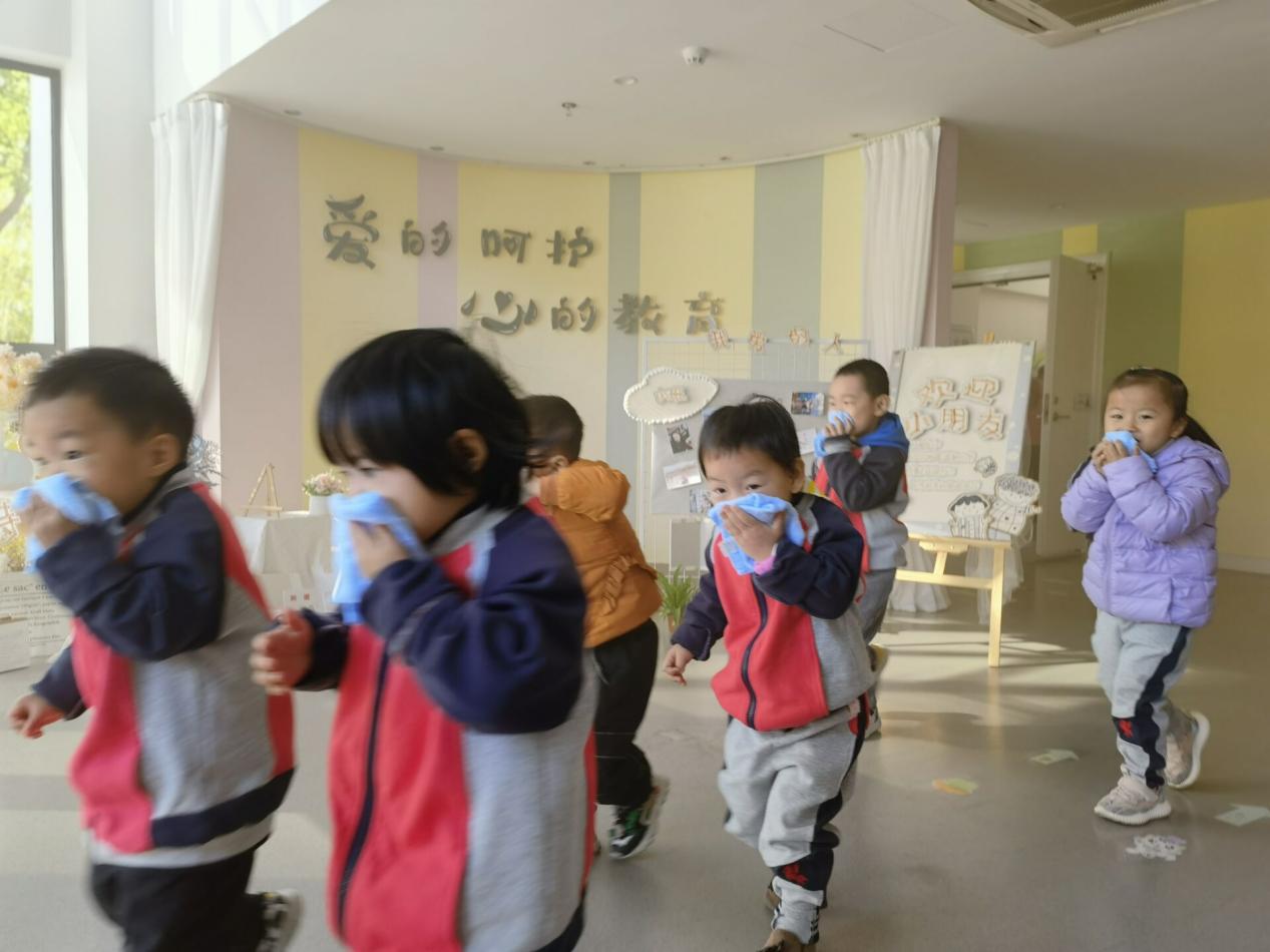 【生命迈幼&middot;安全第一】消防演练.安全“童”行2_html_146d13cc.jpg