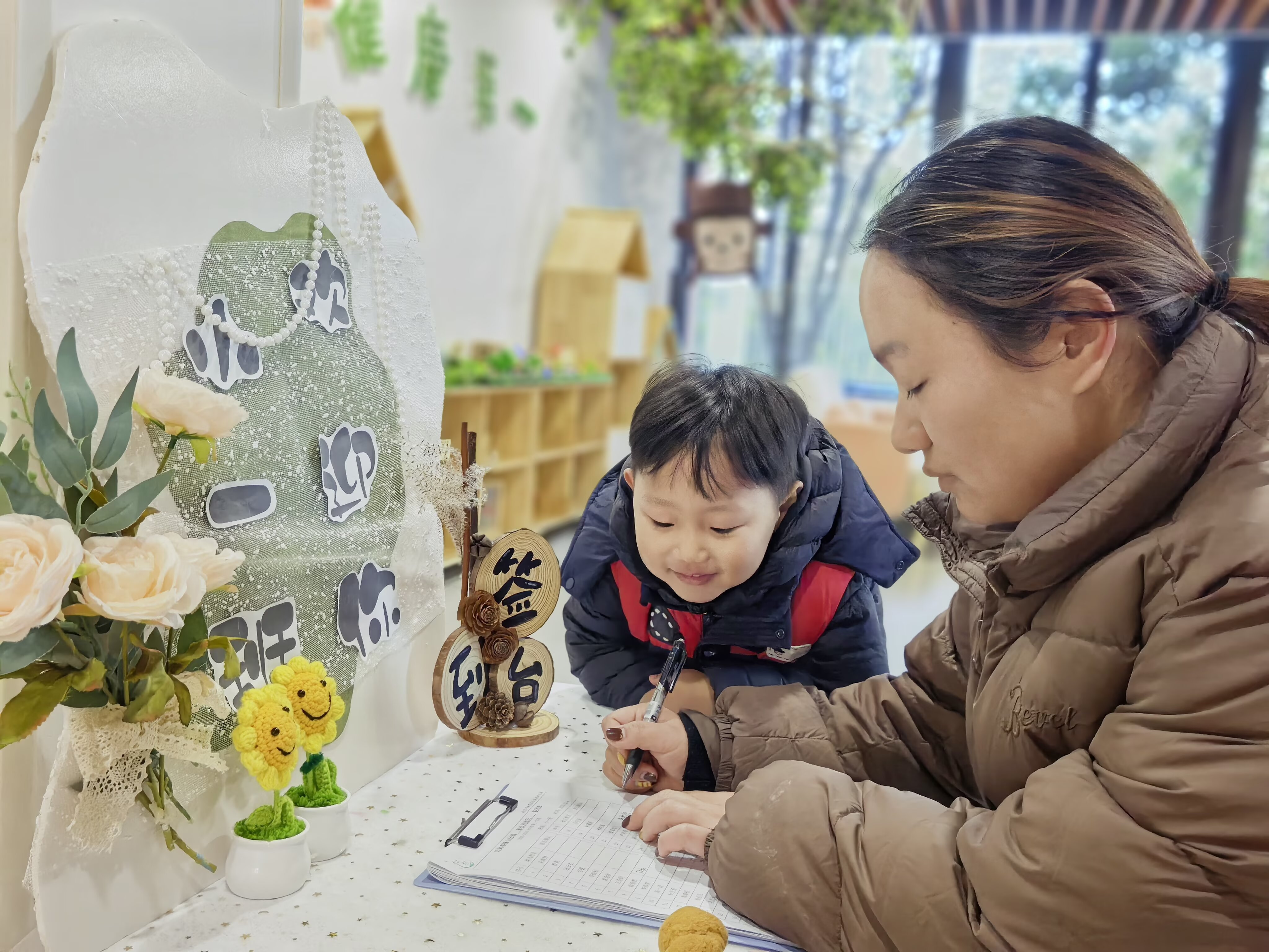 定稿【生命迈幼·教学动态】以爱为桥 见证绽放——记迈幼嘉誉山分园家长半日开放活动_html_49c165b3.jpg