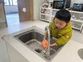 20250109【生活燕幼&middot;园区动态】温馨萌趣，生日悦享——十二月“小桃子”集体生日会_html_m4b280fc5.jpg
