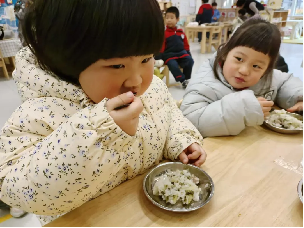 20250103【生活燕幼·园区动态】“节气食光里，共育润童行”——舌尖上的节气之小寒_html_m7211d2c3.png