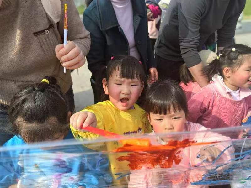 2024.03.16【生活燕幼·年级组动态】新城分园：“走进自然，拥抱春天”——小班组社区活动_html_m12d574ba.jpg