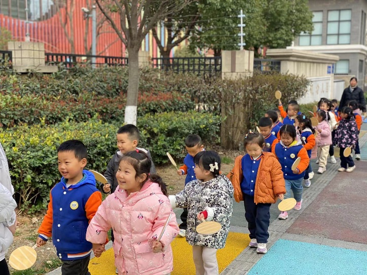 2024.03.16【生活燕幼·年级组动态】新城分园：“走进自然，拥抱春天”——小班组社区活动_html_m15e2019d.jpg