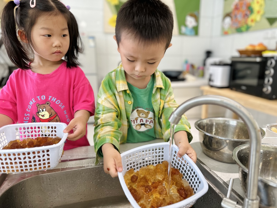 20230606【生活燕幼·园区动态】燕鸣苑分园：风吹麦浪 蝉鸣夏忙——舌尖上的节气之芒种_html_m5b45f6df.jpg